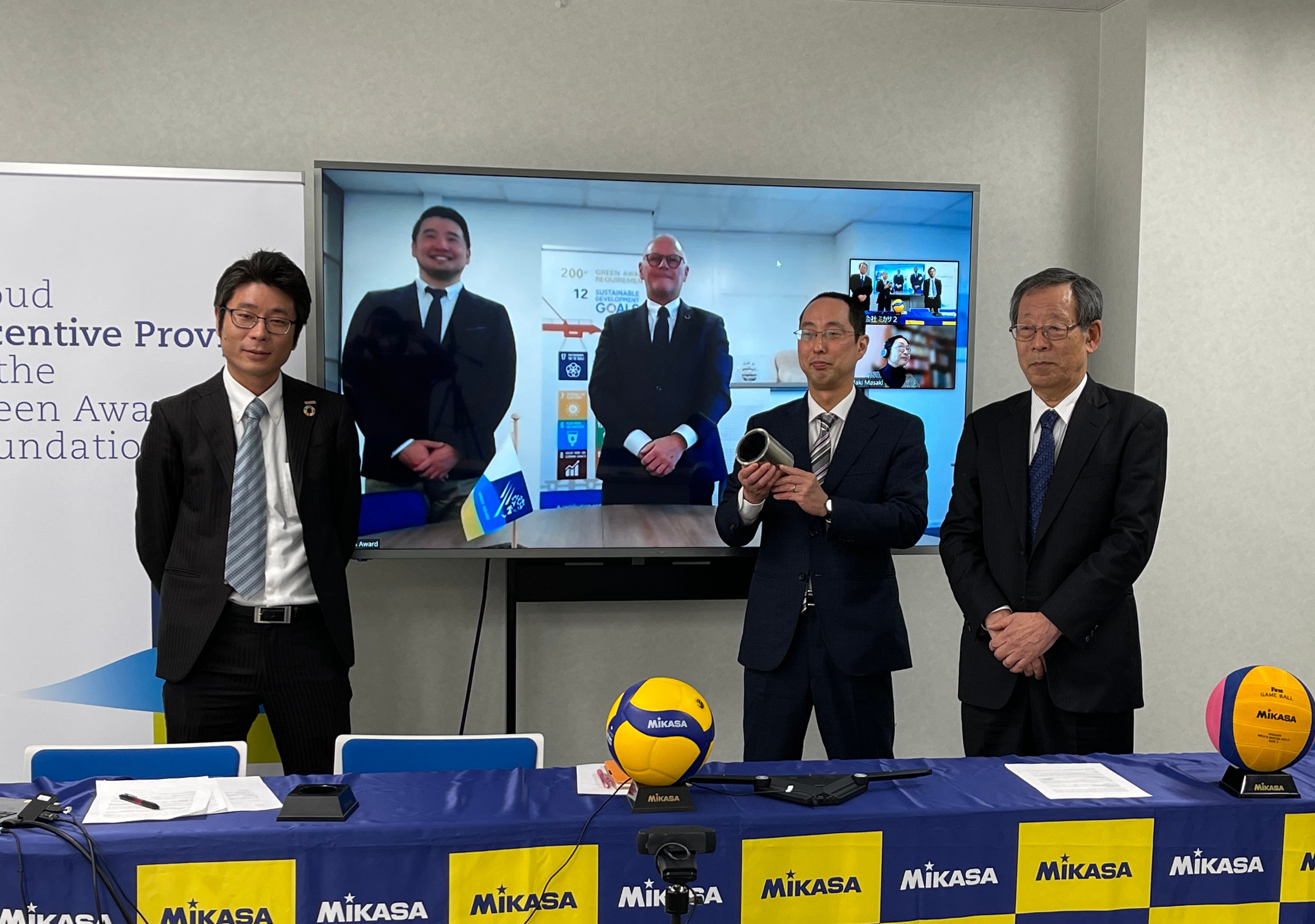 グリーンアウォード認定の記念式（中央が佐伯）