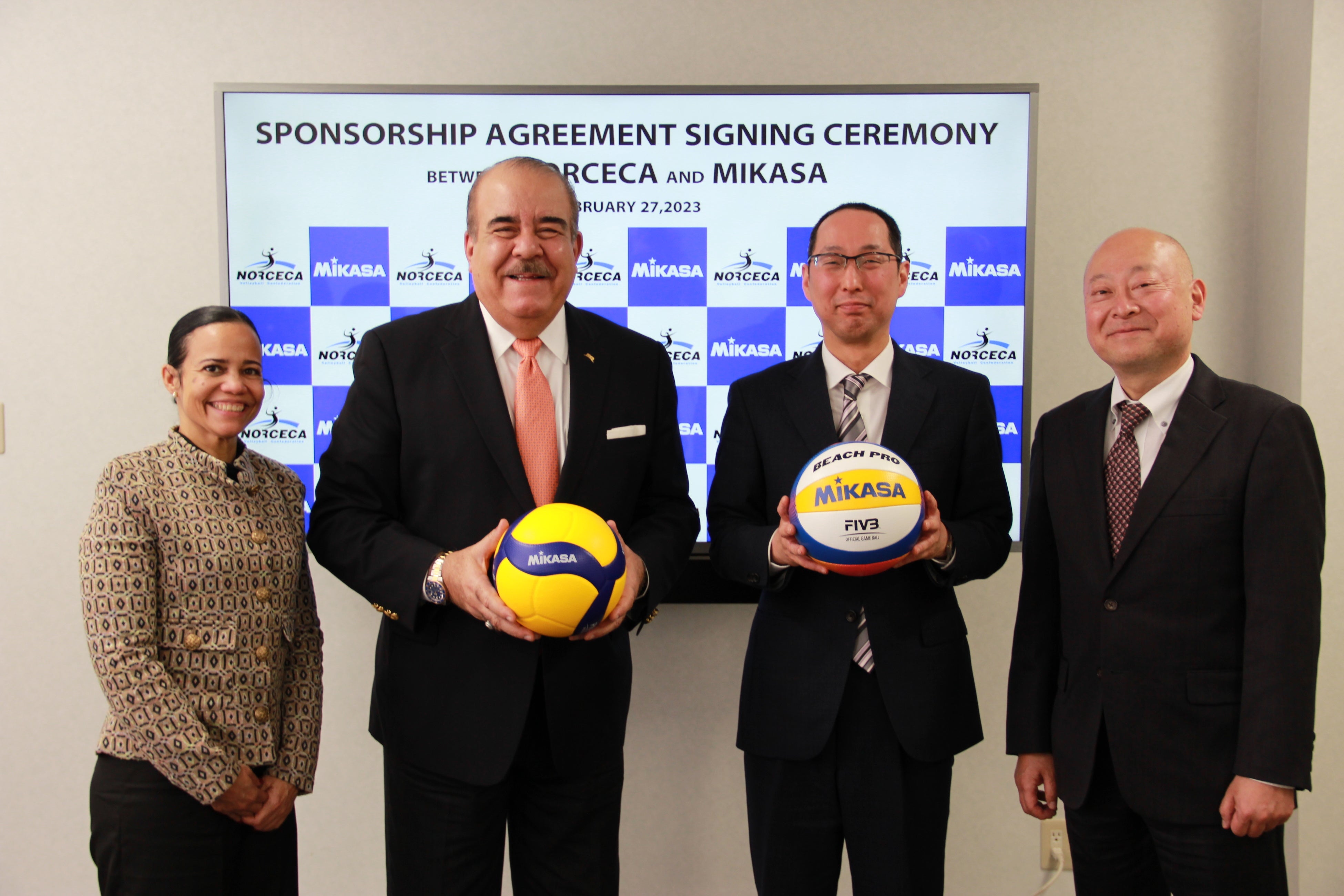 調印式出席者：（左からNORCECA ジェネラルディレクター アルテイデ氏　・　会長　クリストバル マルテ氏　・　ミカサ 代表取締役社長 佐伯 祐二　・　ミカサ スポーツ用品 取締役 飯塚 英和）