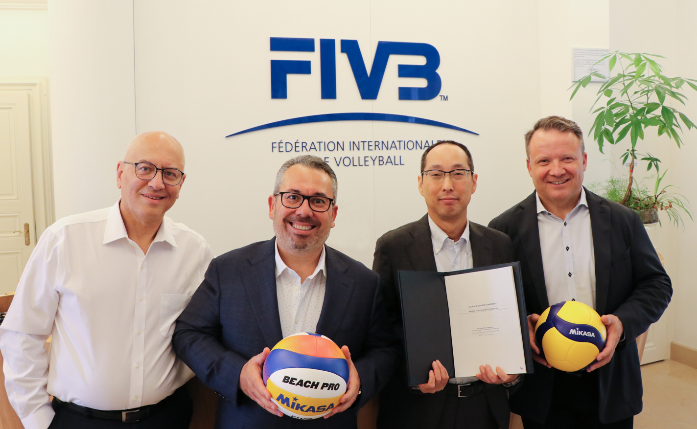 VW会長　Mr. L. Fernando Lima・FIVB ジェネラルディレクター　Mr. Fabio Azevedo・ミカサ代表取締役社長　佐伯　祐二・ VW社長　Mr. Finn Taylor