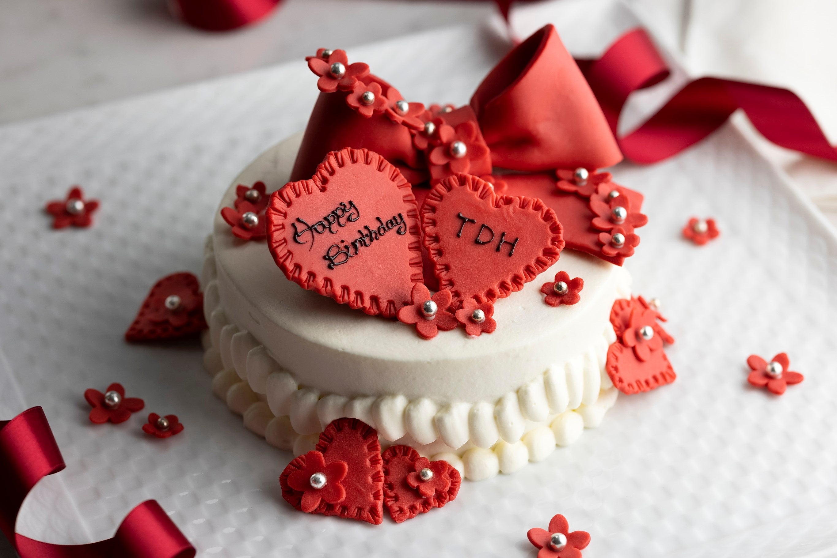 推し活をさらに盛り上げる限定オプション「推し色デコレーションケーキ」