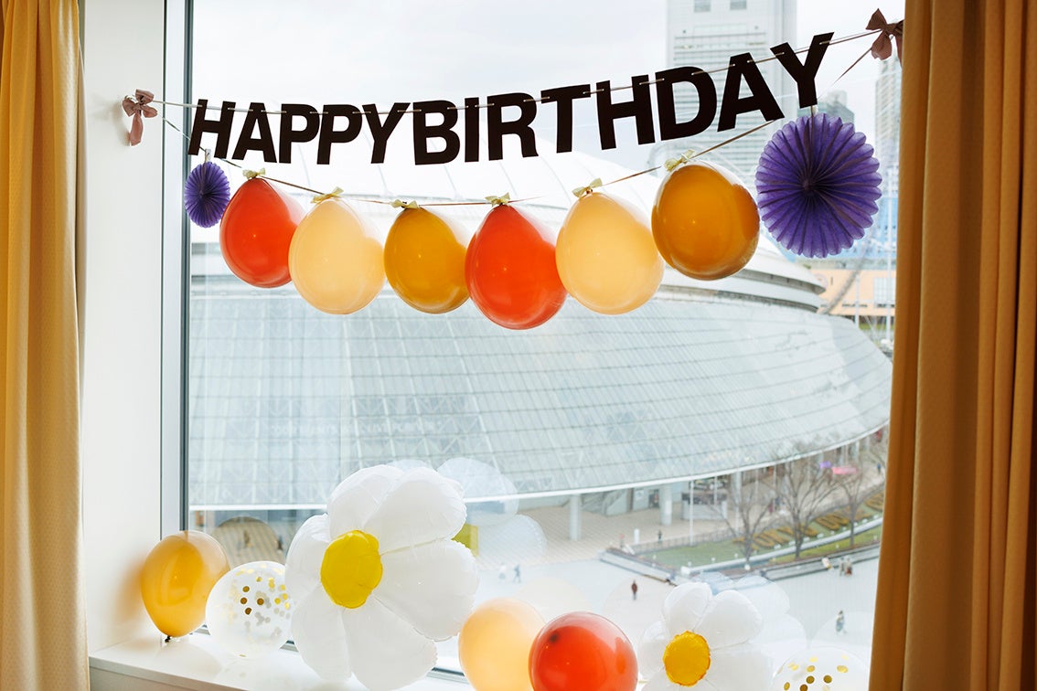 客室の窓からは東京ドームがすぐ近くに！（バルーン等はプランに含まれません）