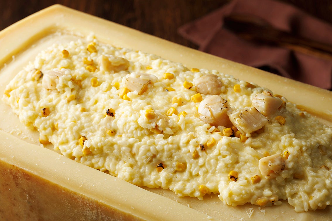 北海道産帆立貝・焼きコーンのリゾット パルミジャーノの器で（ディナー限定）