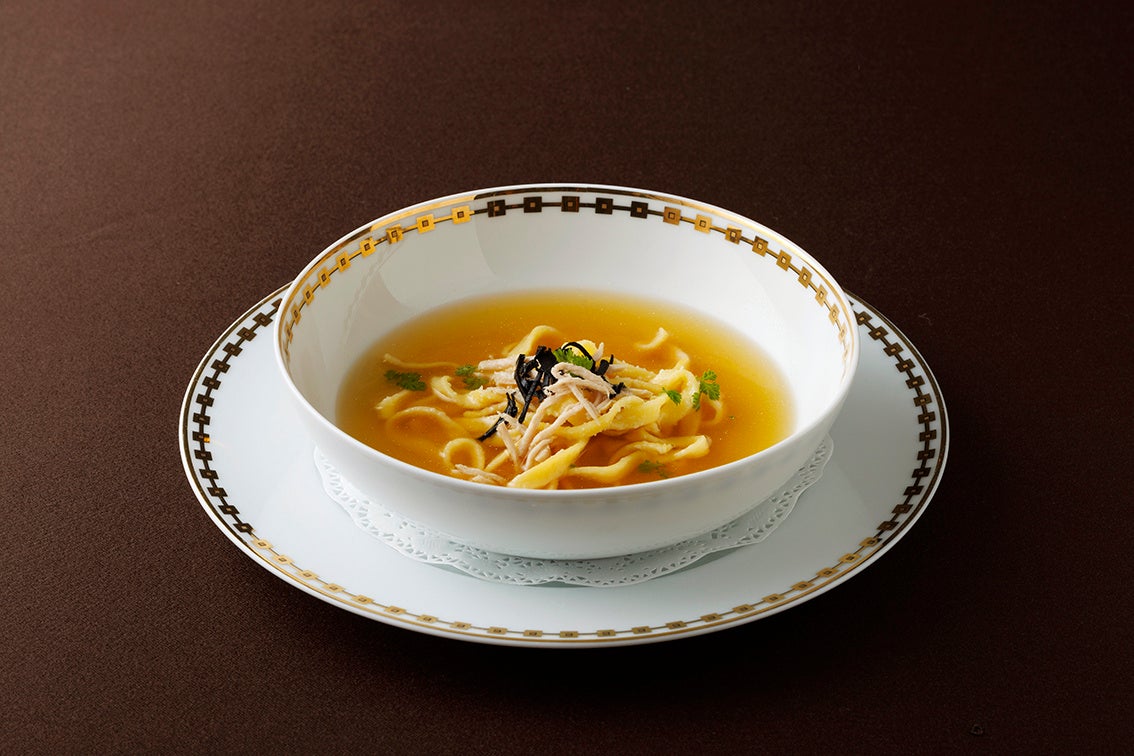 チキンコンソメとヌードルパルメザン 雉のチロル風