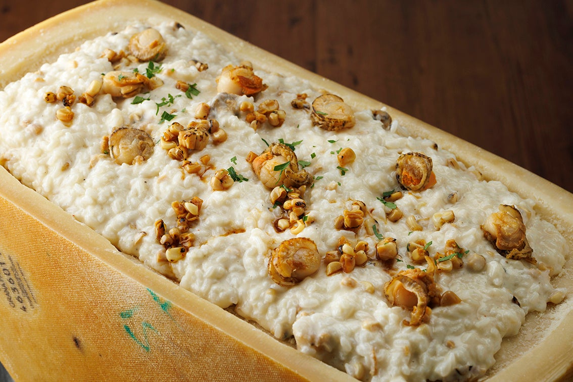 パルミジャーノ・レッジャーノで仕上げる 鮭節醤油香る北海道産帆立とホワイトコーンのリゾット