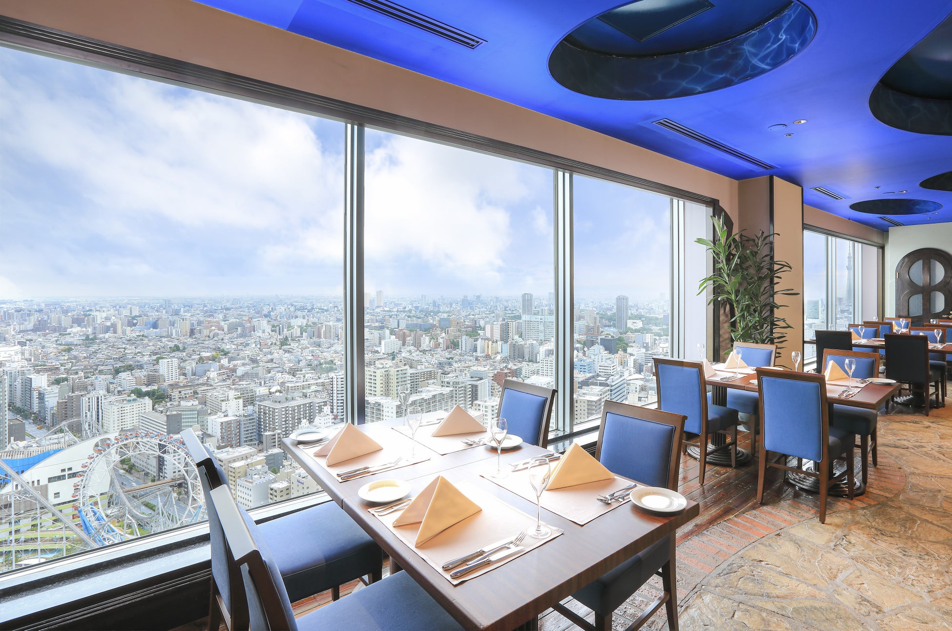 スカイラウンジ&ダイニング「アーティスト カフェ」店内イメージ
