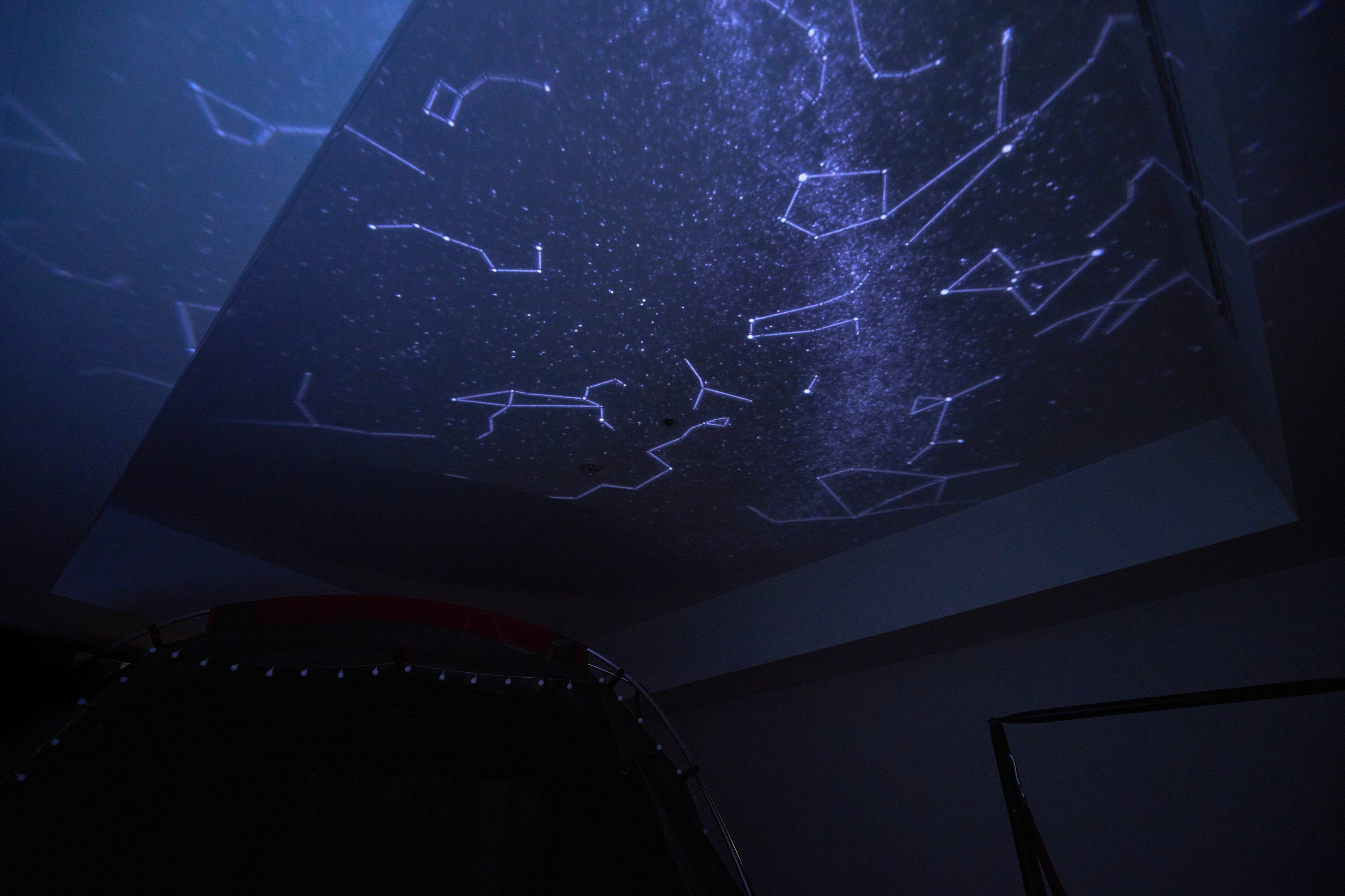 部屋の電気を消して幻想的な星空体験を