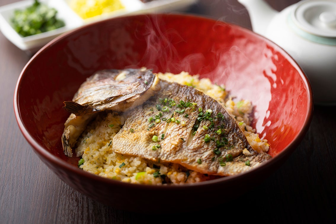 開業60周年記念 特別アラカルトメニュー「鯛の香味焼き炒飯（XO醤スープ添え）」