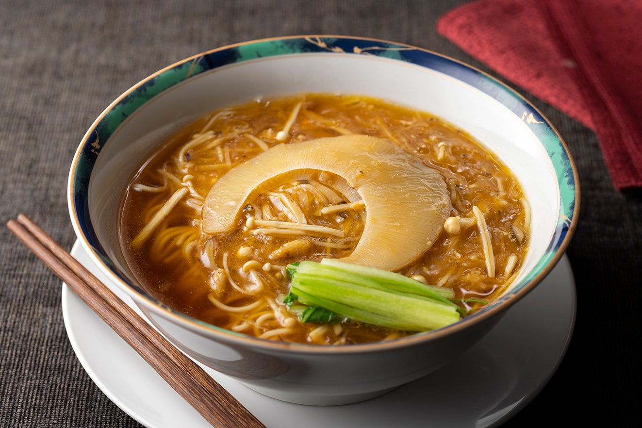 開業60周年記念 特別アラカルトメニュー「上海蟹入りフカヒレの姿煮入り汁そば」