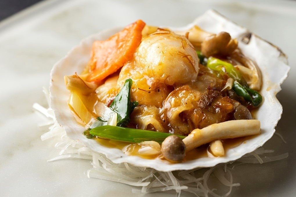 お一人様一皿限定「殻付き帆立貝のXO醤炒め」