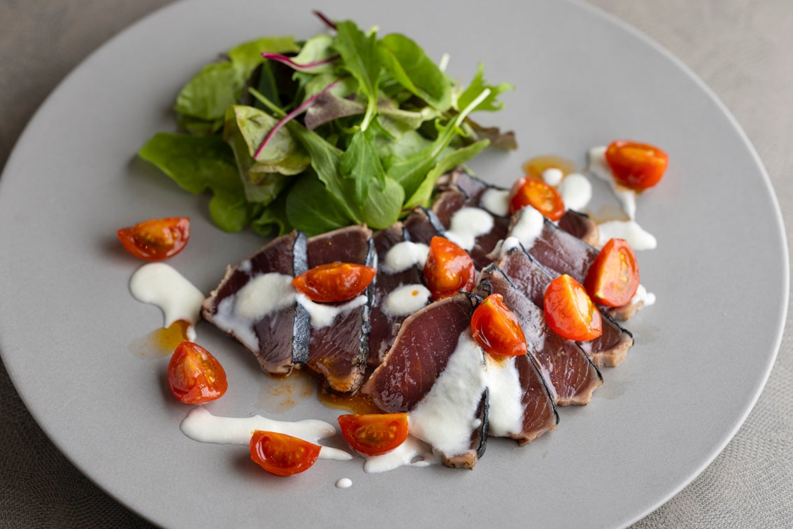 カツオのカルパッチョ 新玉葱のクリームソース（ディナー限定）