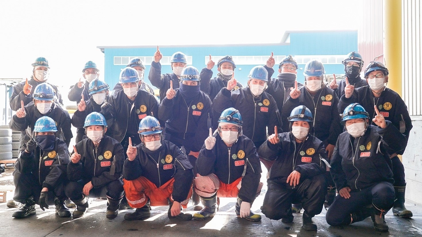 「エアバッグMA-1」を着用する鈴木商会ELV事業部の皆さん