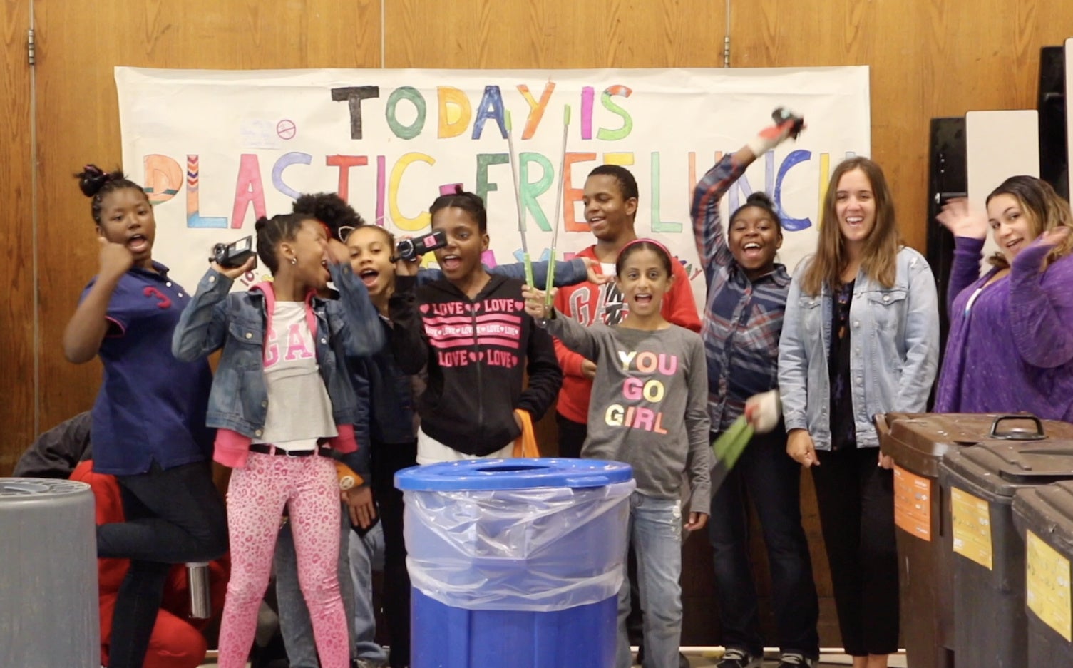 P15小学校で行われた「PLASTIC FREE LUNCH」（映画「マイクロプラスチック・ストーリー ～ぼくらが作る2050年～」より」）