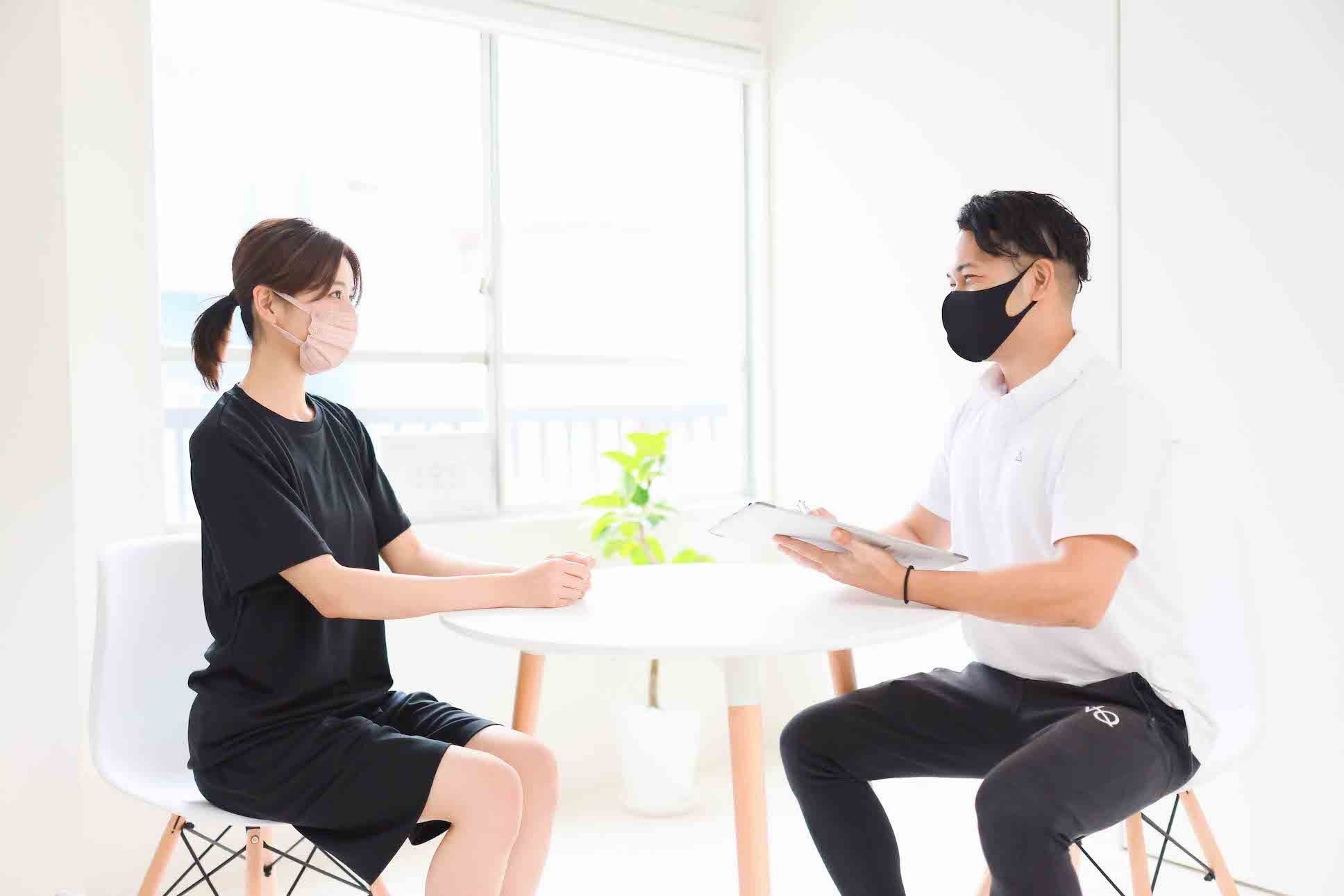 コロナ流行下では消毒や換気のほか、マスクの着用も