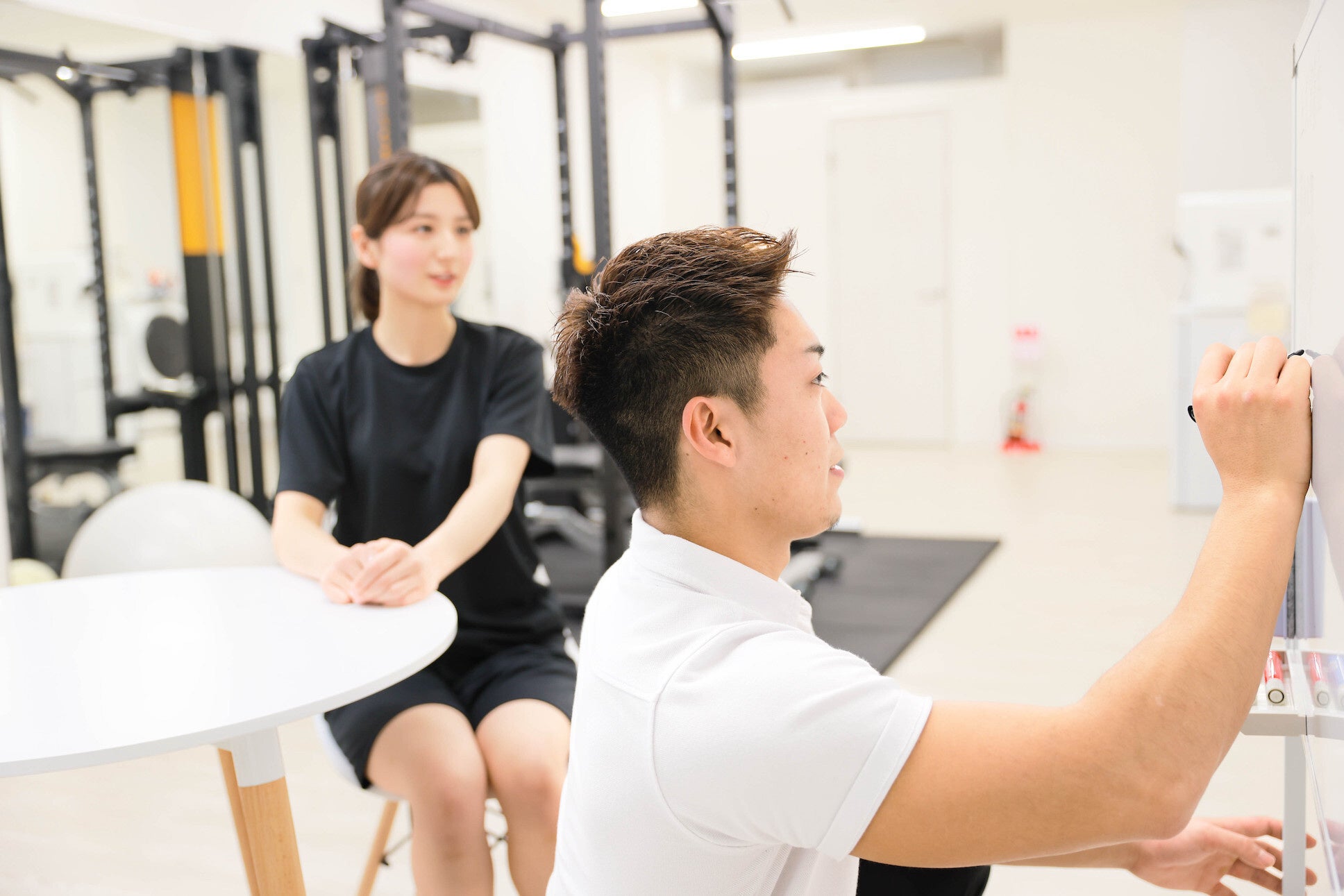 運動や食事の指導1つひとつの理由や根拠を丁寧に解説するかたぎり塾のパーソナルトレーナー