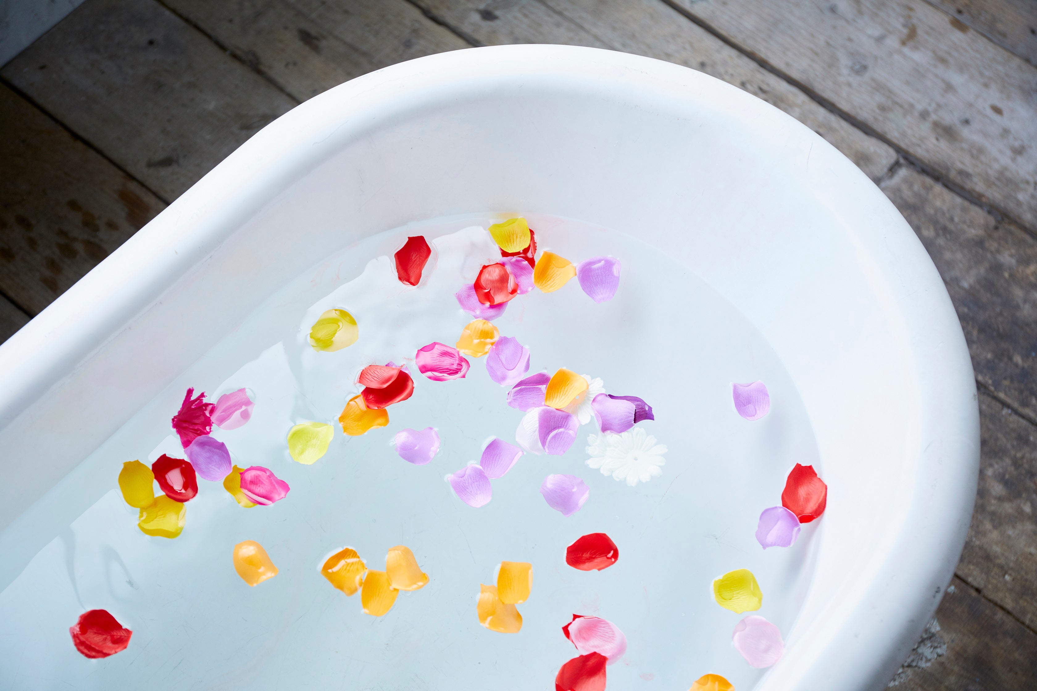 カラフルな花びらが浴槽いっぱいに舞い踊る