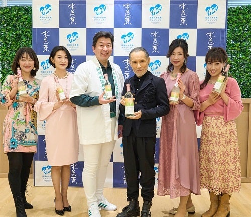  ▲(左から)司会　坂上愛佳様、美容料理家　石松利佳子様、永井酒造株式会社 代表取締役社長 永井則吉、俳優　画家 片岡鶴太郎様、永井酒造株式会社 取締役 永井松美、シンガーソングライター　大西亜里様