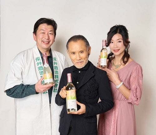  ▲(左から)永井酒造株式会社 代表取締役社長 永井則吉、俳優　画家 片岡鶴太郎様、永井酒造株式会社 取締役 永井松美