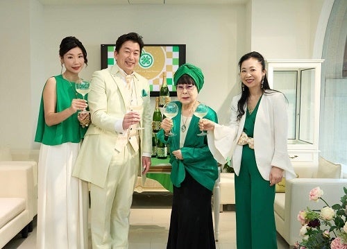 ▲(左から)永井酒造(株) 取締役 永井松美、永井酒造(株) 代表取締役社長 永井則吉、(株)ユミカツラインターナショナル 代表取締役社長 桂由美様、(株)ユミカツラインターナショナル クリエイティブディヴィジョン アクセサリーデザイナー 藤原綾子様