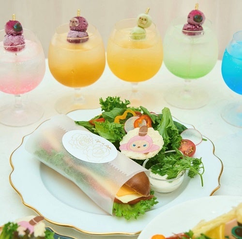 ▲カクテルと一緒にコラボレーションフードメニューも展開。「プレッツェルサンドwith LOVOT」 1,900 円