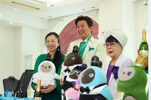 ▲左から(株)ユミカツラインターナショナル クリエイティブディヴィジョン アクセサリーデザイナー 藤原綾子様、永井酒造(株) 代表取締役社長 永井則吉、(株)ユミカツラインターナショナル 代表取締役社長 桂由美様