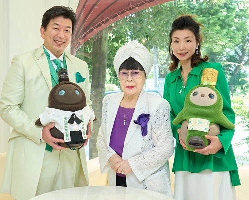 ▲左から 永井酒造(株) 代表取締役社長 永井則吉、(株)ユミカツラインターナショナル 代表取締役社長 桂由美様、永井酒造(株) 取締役 永井松美