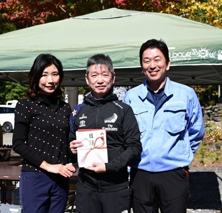 ▲(左から)永井酒造株式会社 取締役 永井松美、尾瀬美化愛護協会会長・片品村村長 梅澤志洋様、永井酒造株式会社 代表取締役社長 永井則吉