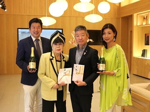 ▲(左から)永井酒造株式会社 代表取締役社長 永井則吉、(株)ユミカツラインターナショナル 代表取締役社長 桂由美様、尾瀬美化愛護協会会長・片品村村長 梅澤志洋様、永井酒造株式会社 取締役 永井松美