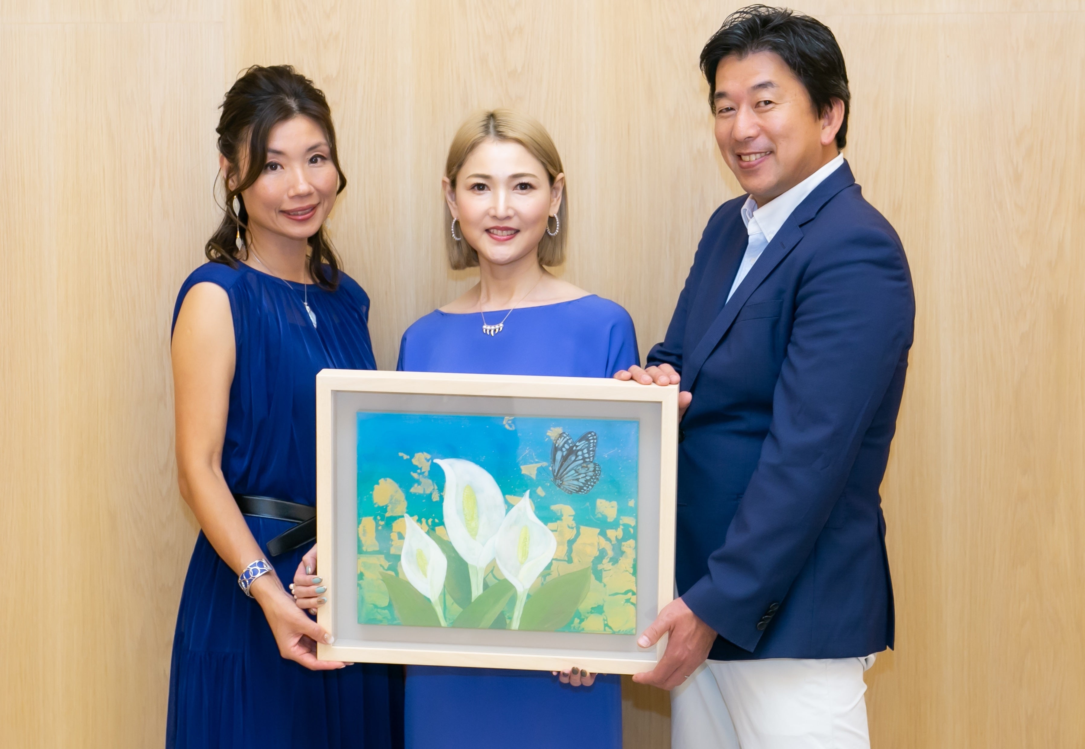 ▲(左から)永井酒造株式会社 取締役 永井松美、日本画家 大竹寛子氏、永井酒造株式会社 代表取締役社長 永井則吉