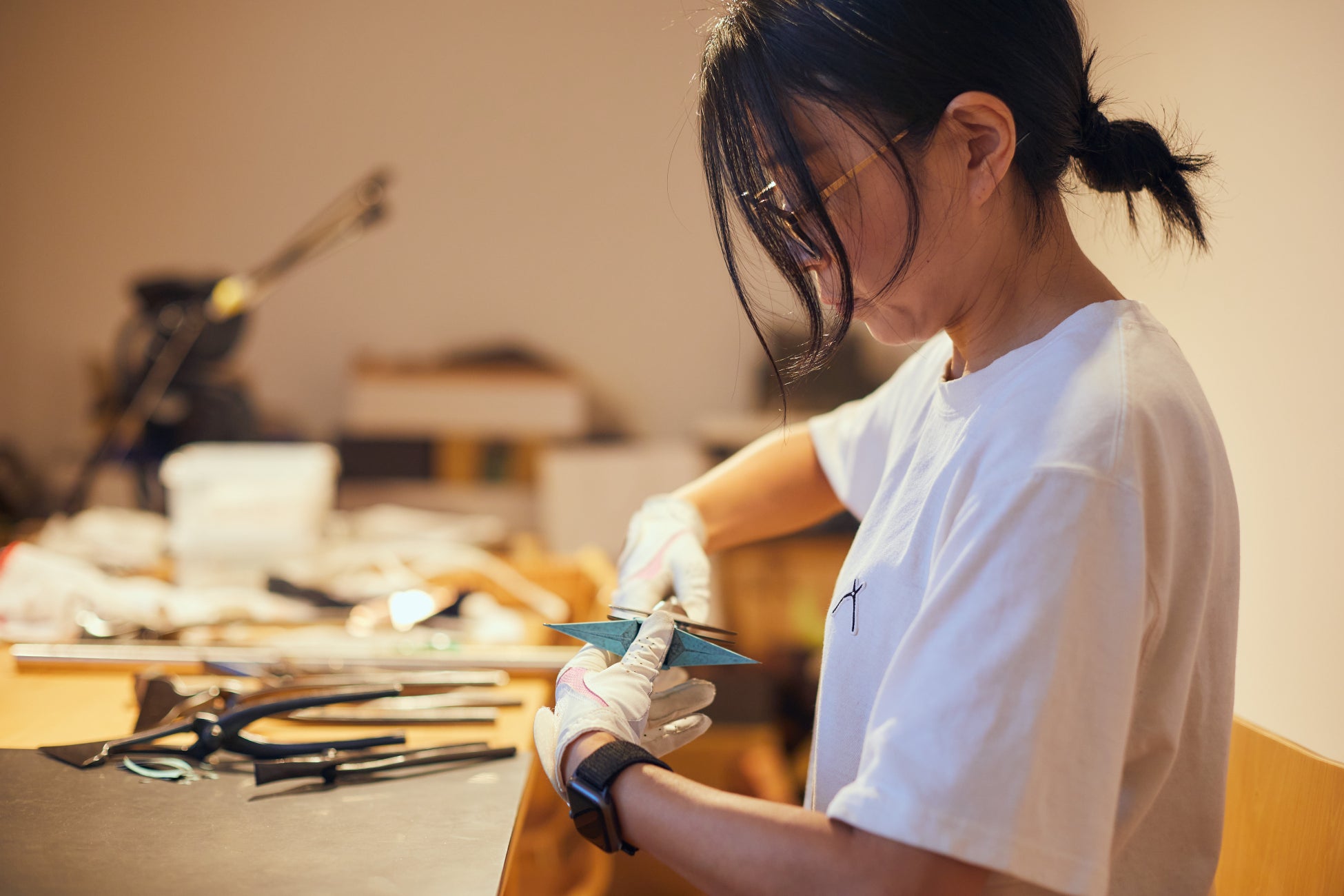 板金折鶴は全て手作業でつくられています