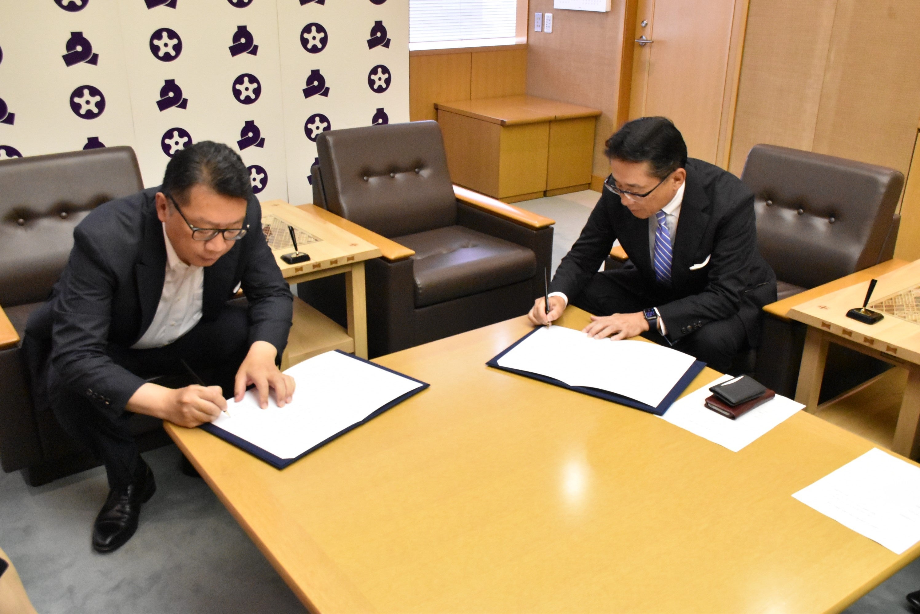 左から 文京区長　成澤廣修様、三菱食品株式会社　代表取締役社長　京谷裕