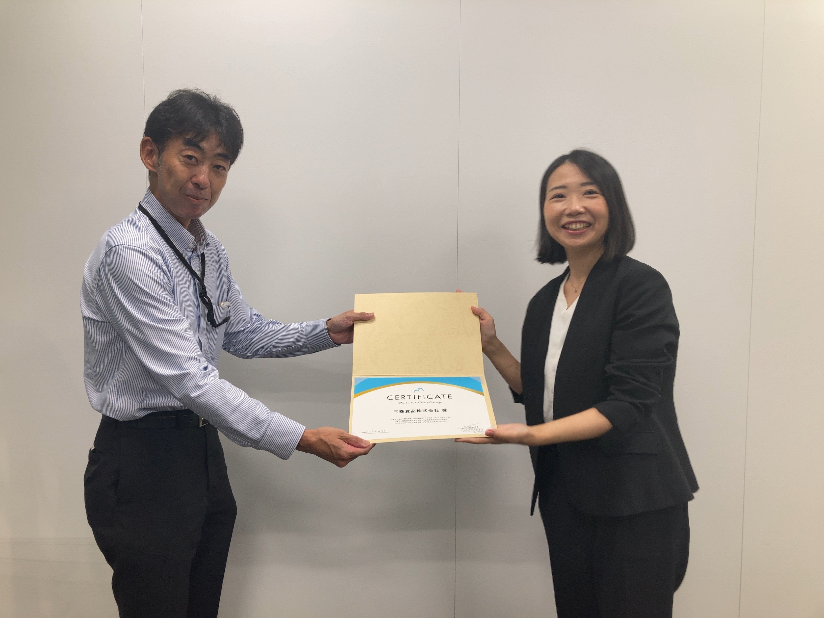 認定証の授与風景