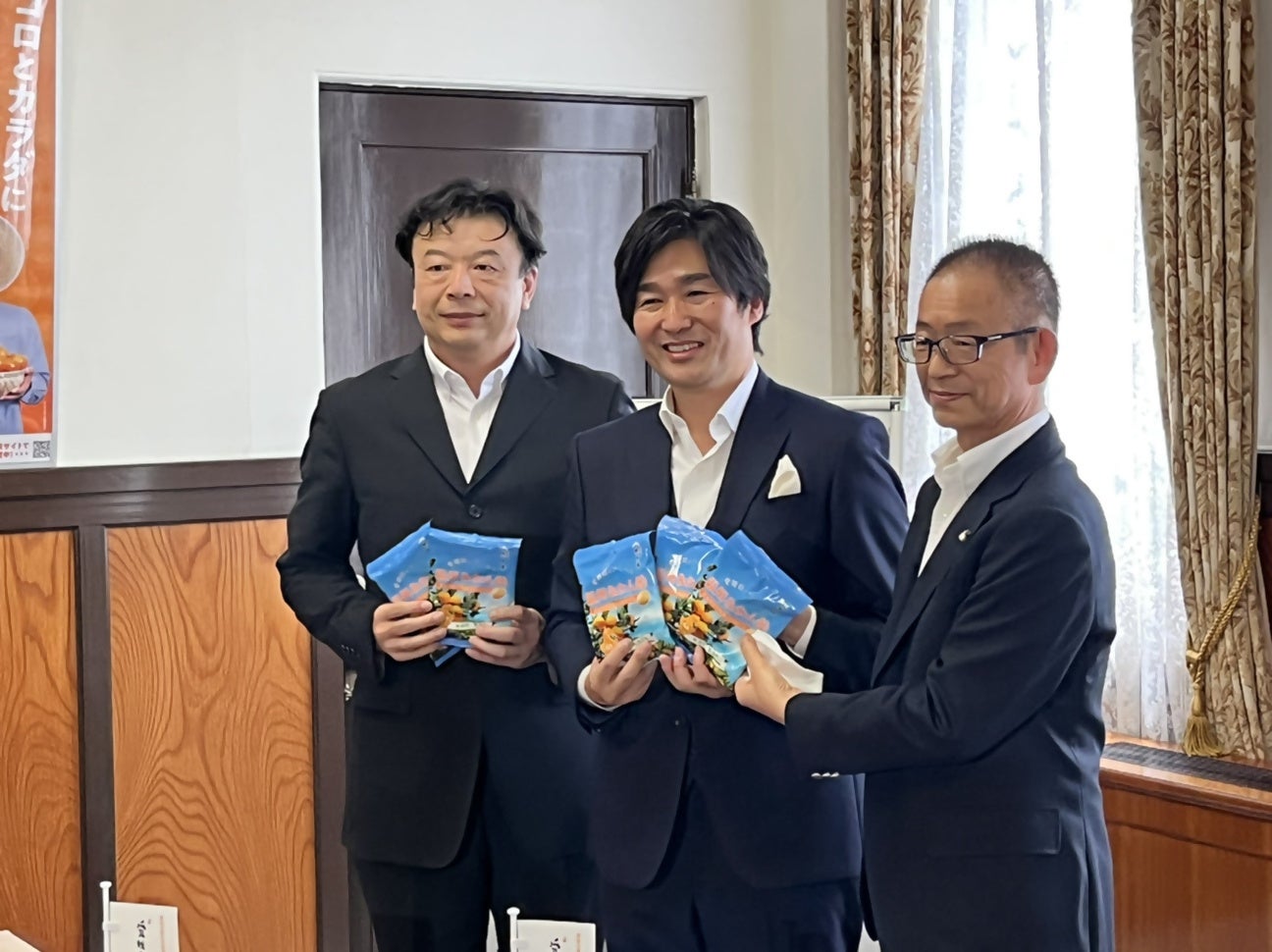 （左から）三菱食品 国内商品開発本部 森川本部長 、榮太樓總本鋪　細田副社長 、愛媛県八十島一幸参与・営業本部長