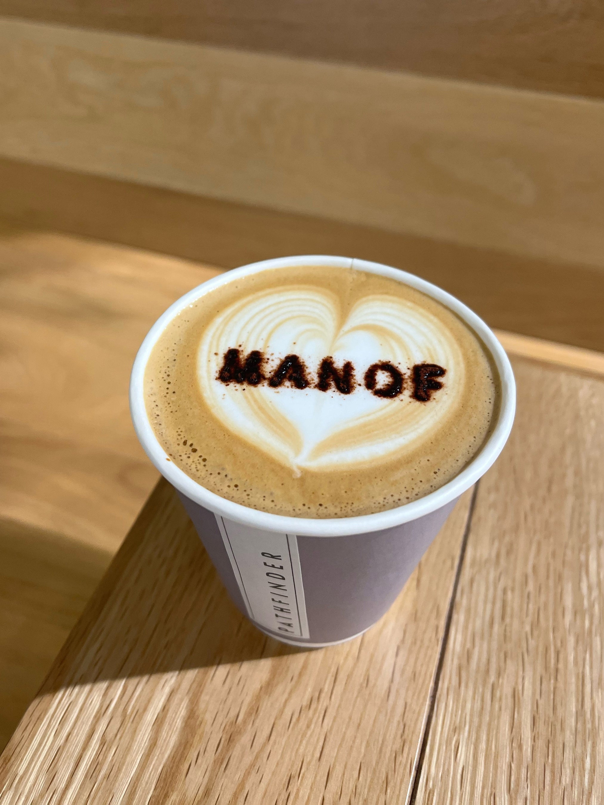 MANOFラテ(キャラメルラテ×チョコパウダー) ¥650 (tax in)／PATHFINDERにて期間限定販売