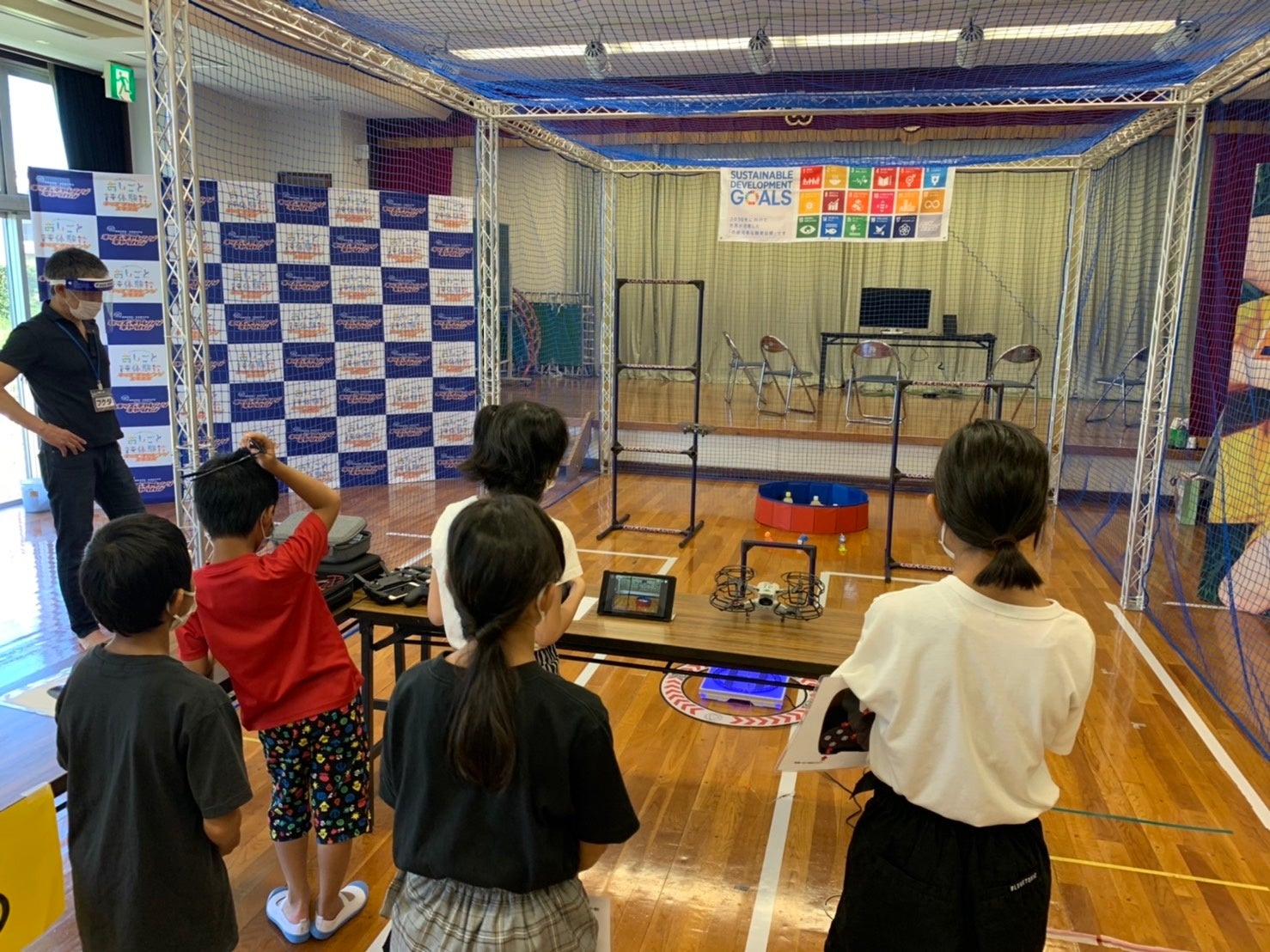 「ドローンプログラミング学習」の様子。