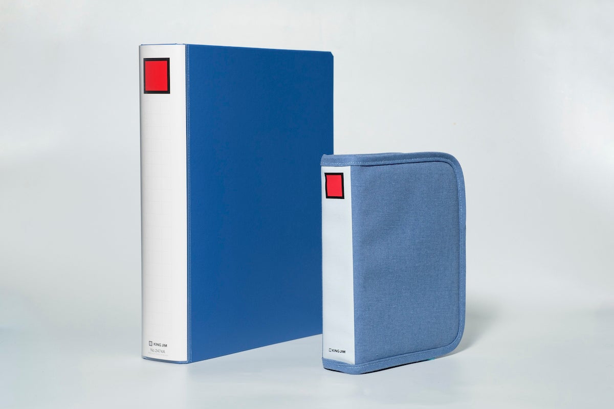 付録として付く特製「立つ！ キングファイルポーチ」と、実物のキングファイル（左）