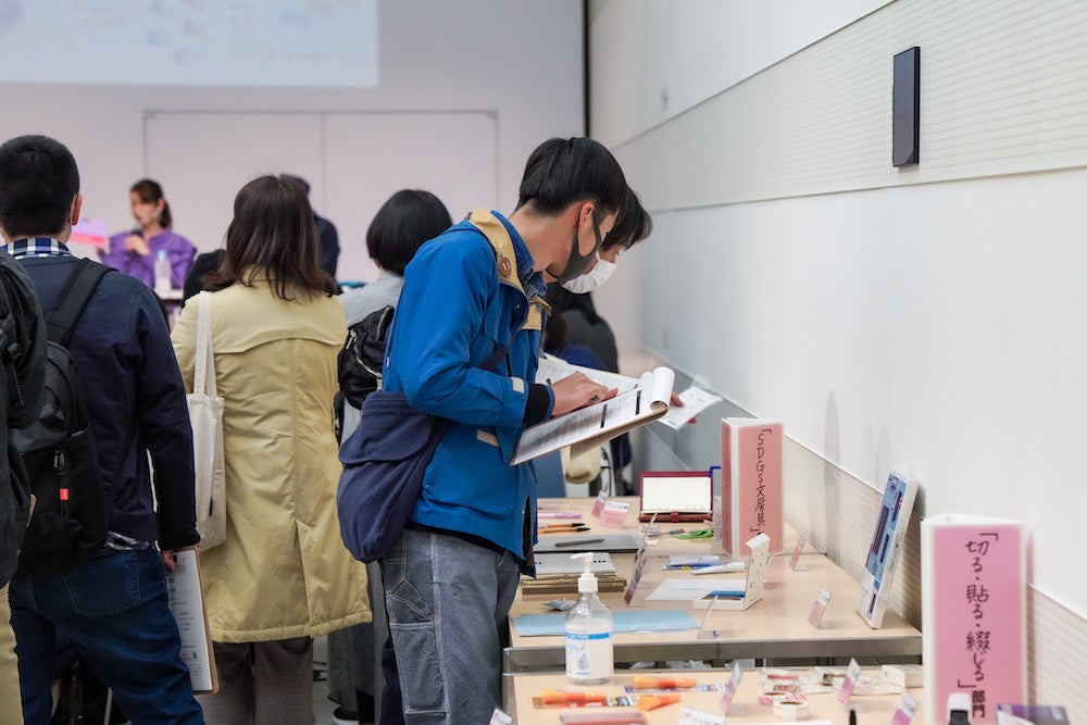 4月2日に銀座 伊東屋で開催したときの様子（ノミネート商品を実際に手に取りながら、投票するご来場のみなさん）