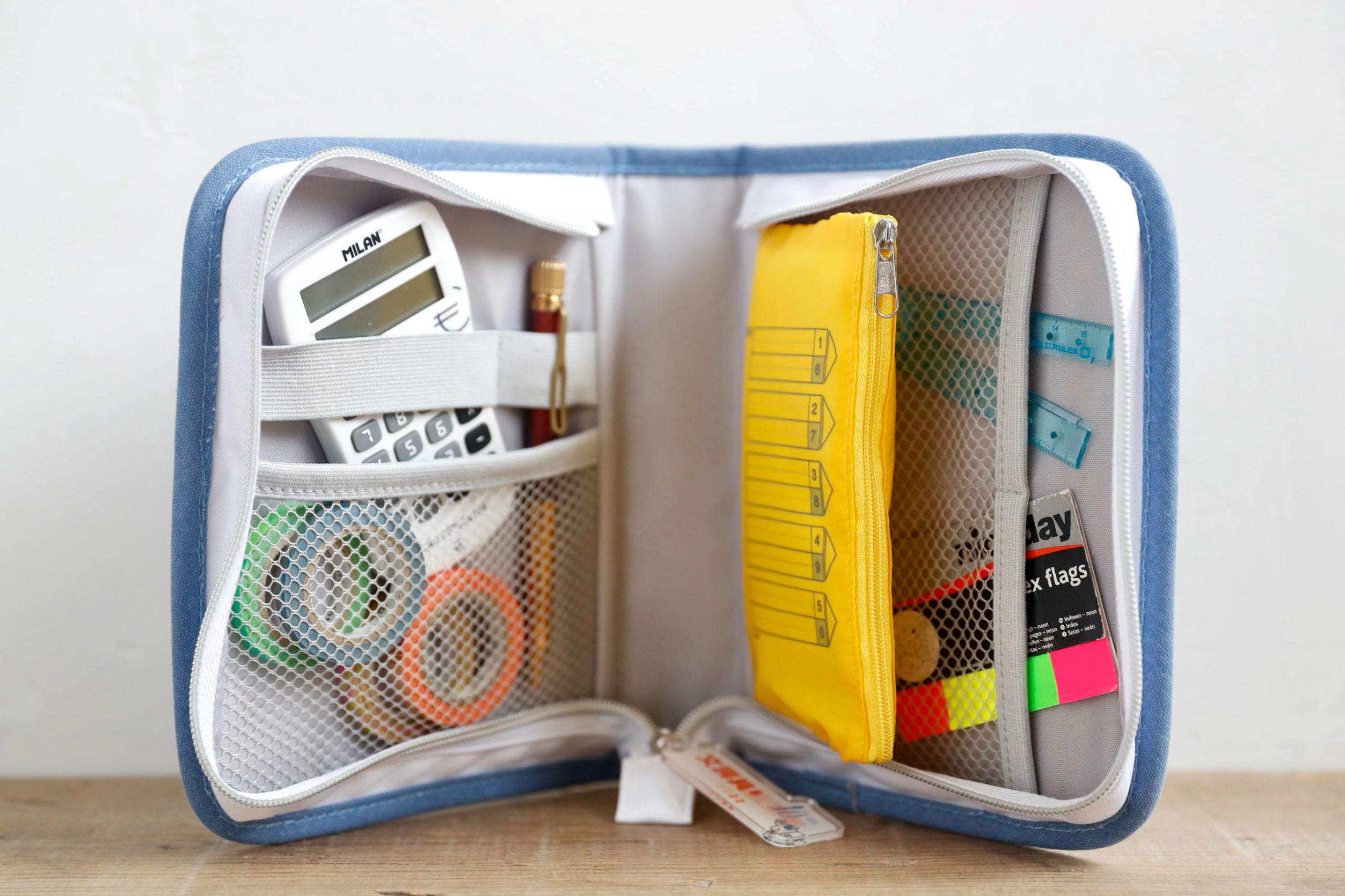 ファイルのように立ててしまえる、立てて使える、テレワークにもぴったりの構造。