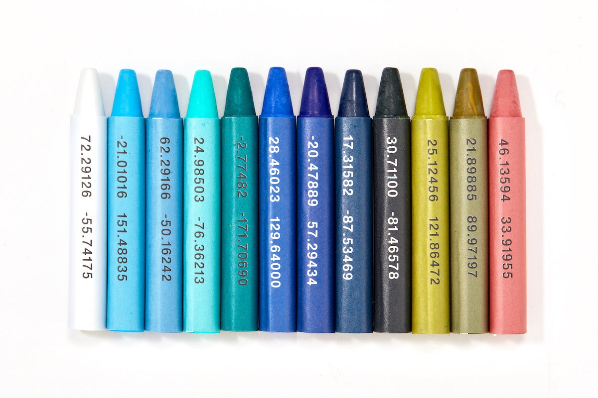 大賞に輝いた「海のクレヨン」は、衛星写真を元に、世界12か所の海から抽出した色で作られたクレヨン。新設したSDGs文房具部門からの輩出となりました。