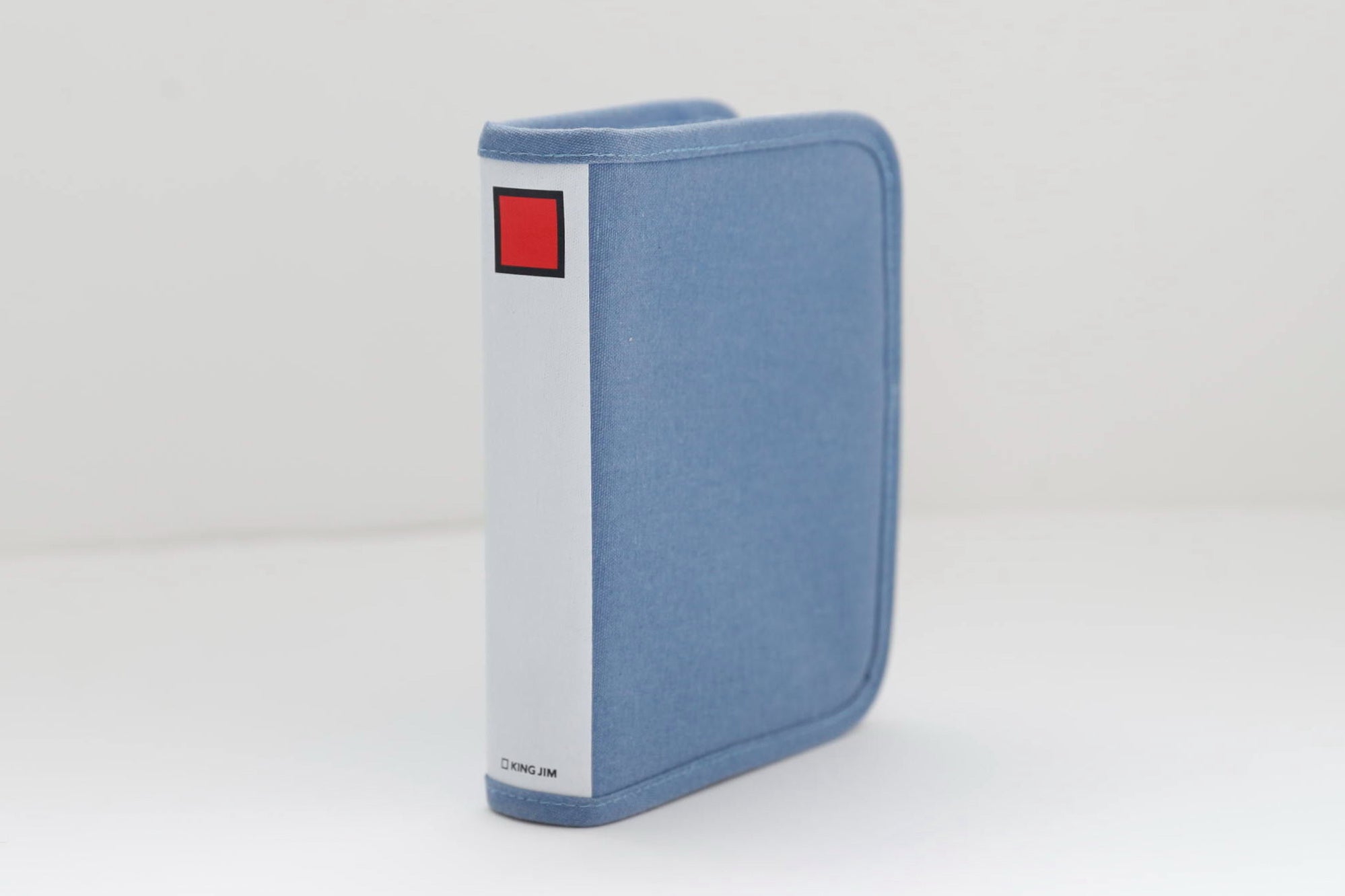 最多受賞歴を誇る文房具メーカー、キングジム公認のオリジナル付録「キングファイル・スタンドポーチ」付き。