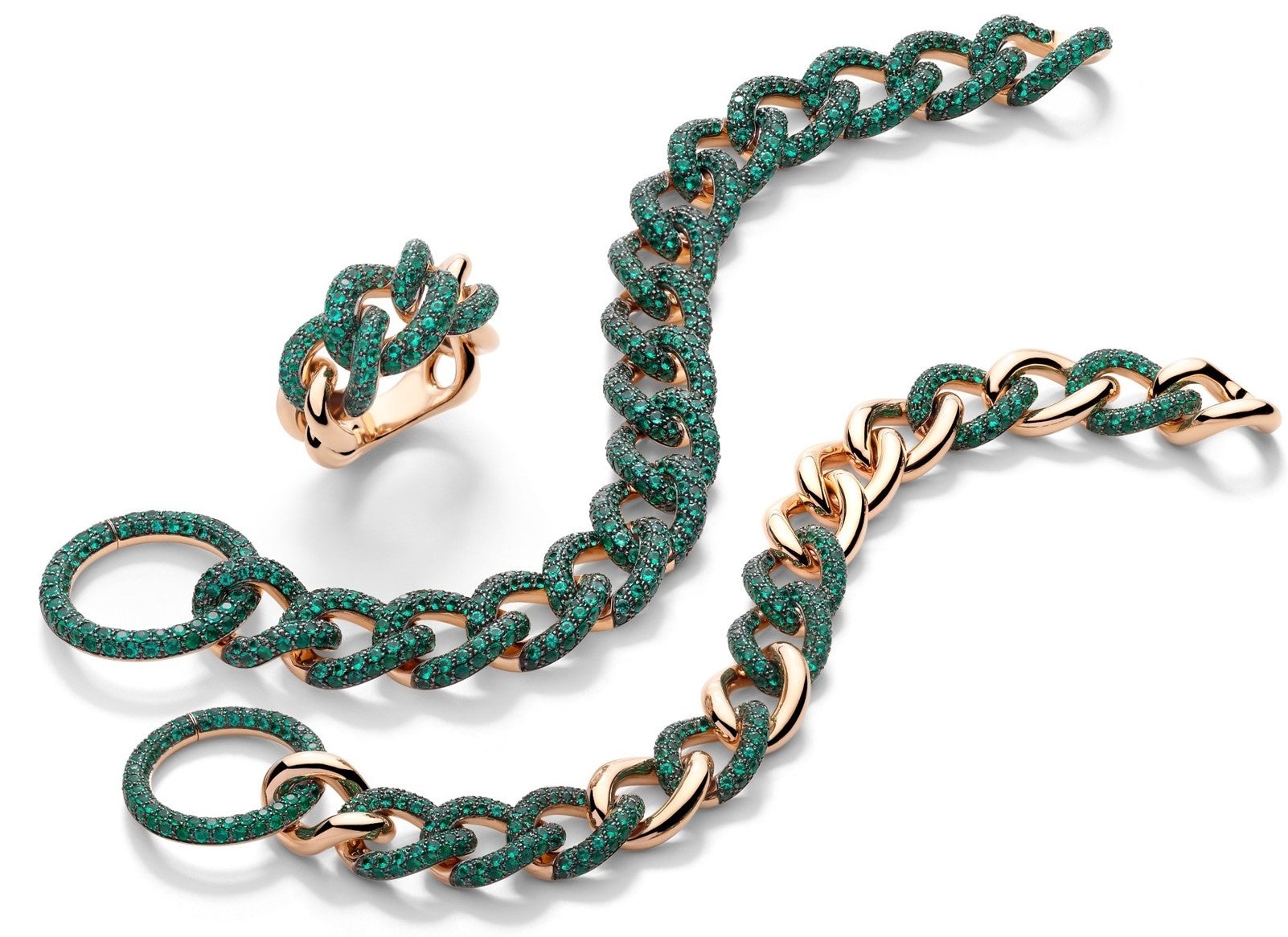 ローズゴールドにエメラルがあしらわれた、ハロッズ「カテネ」カプセルコレクションよりリングとブレスレット