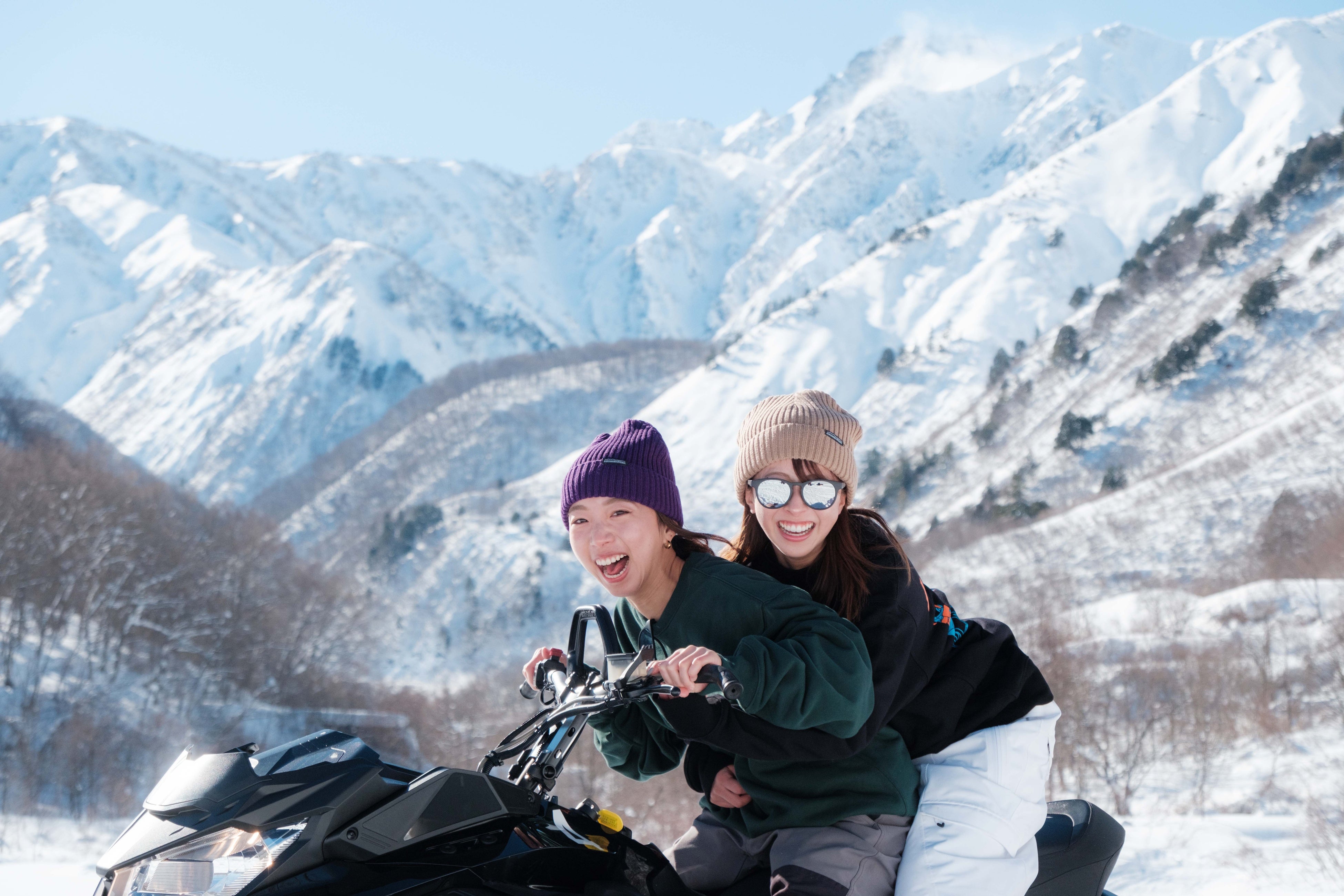 雪上ならではのアクティビティ（スノーモービル）