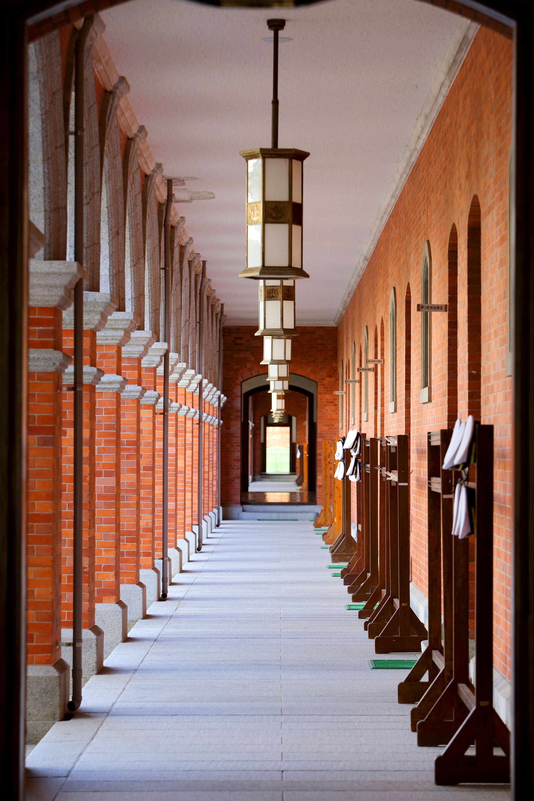 映画やドラマで撮影地として使用された幹部候補生学校廊下。