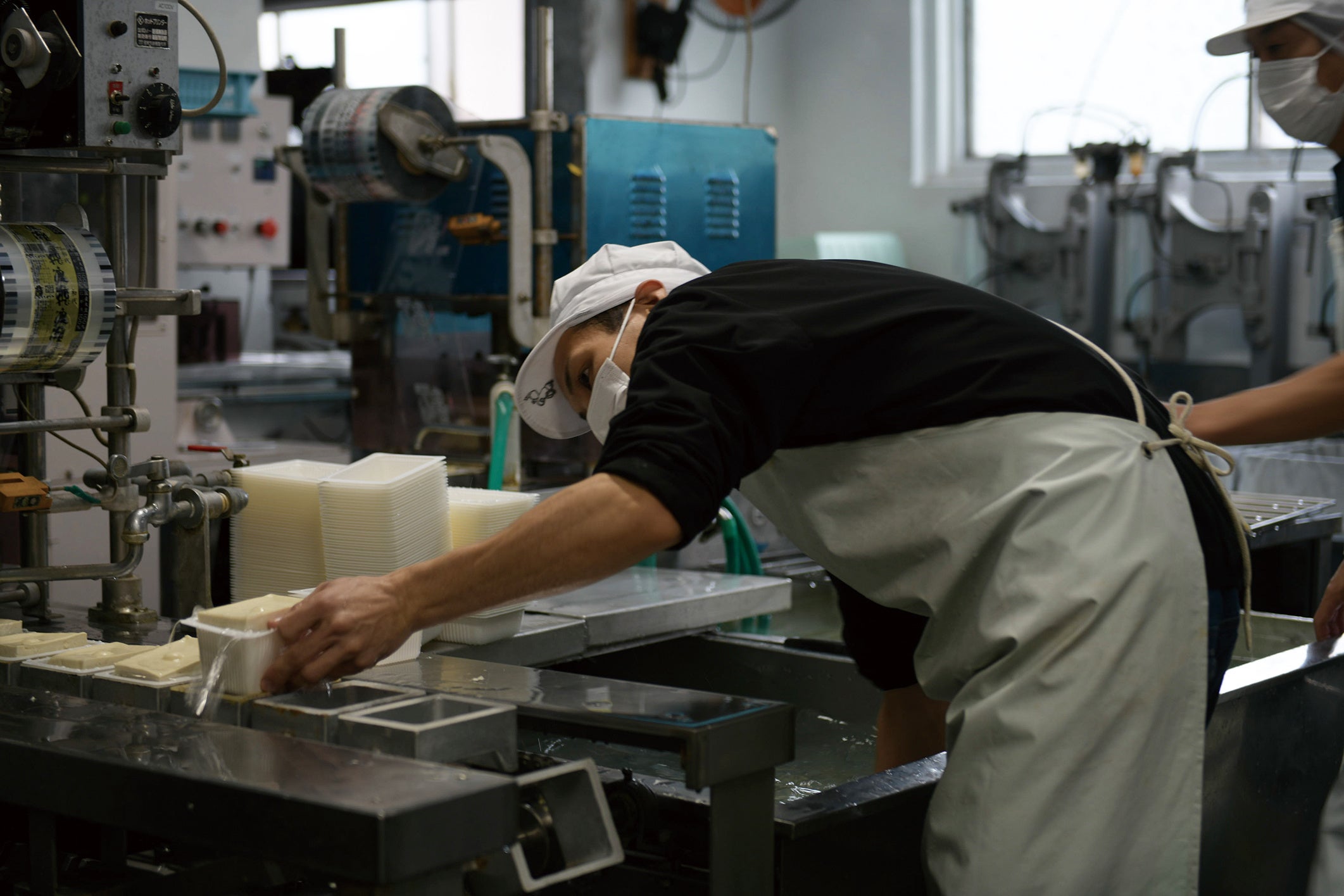 早朝からの伝統的な手仕事にも密着