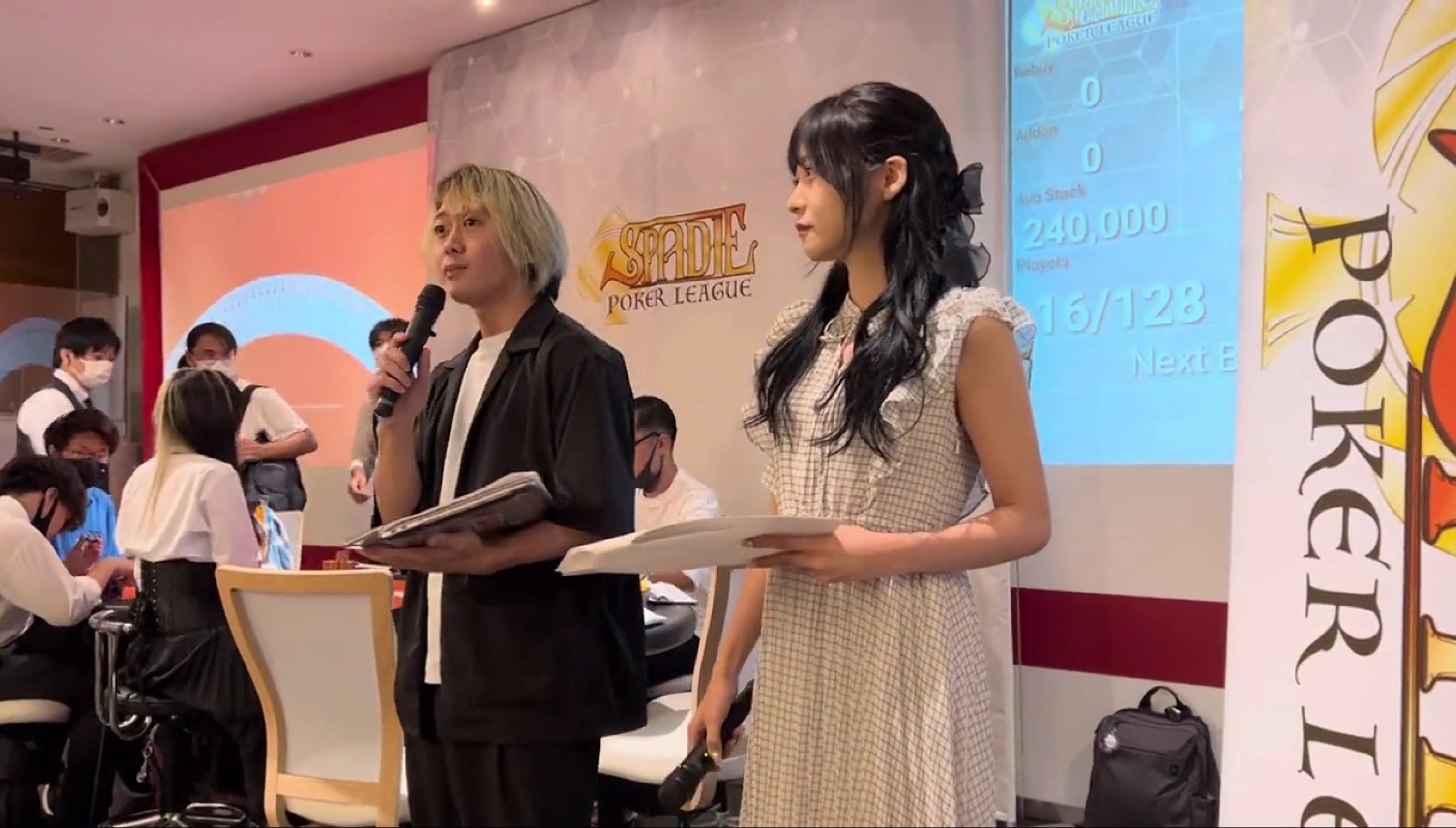 MCを務めるRK（写真左）