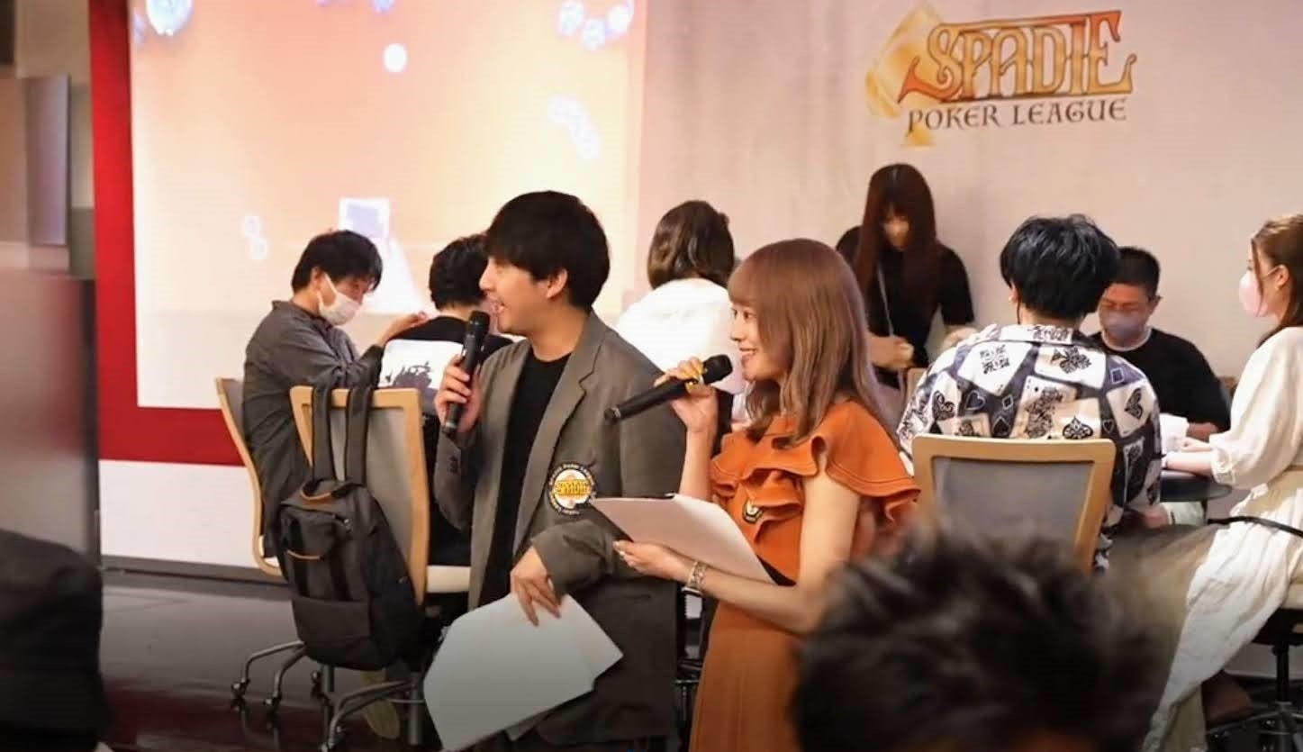 MCを務める 村上結梨（写真右）