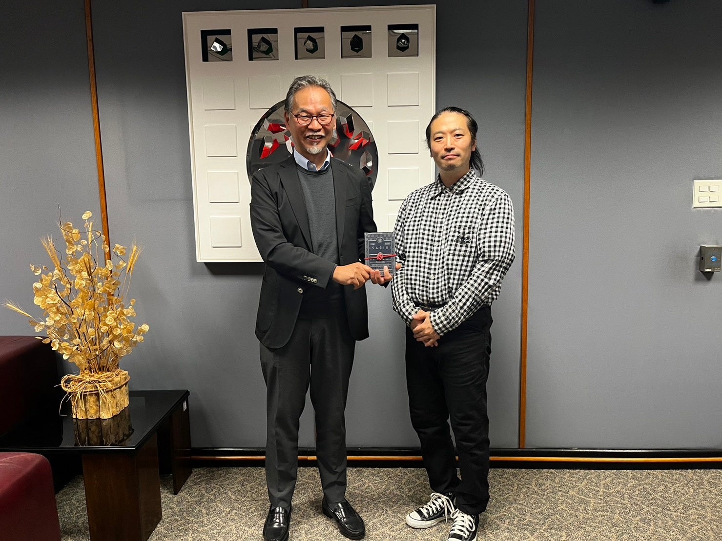 左：在サンパウロ日本国総領事館桑名総領事 右：けいたん