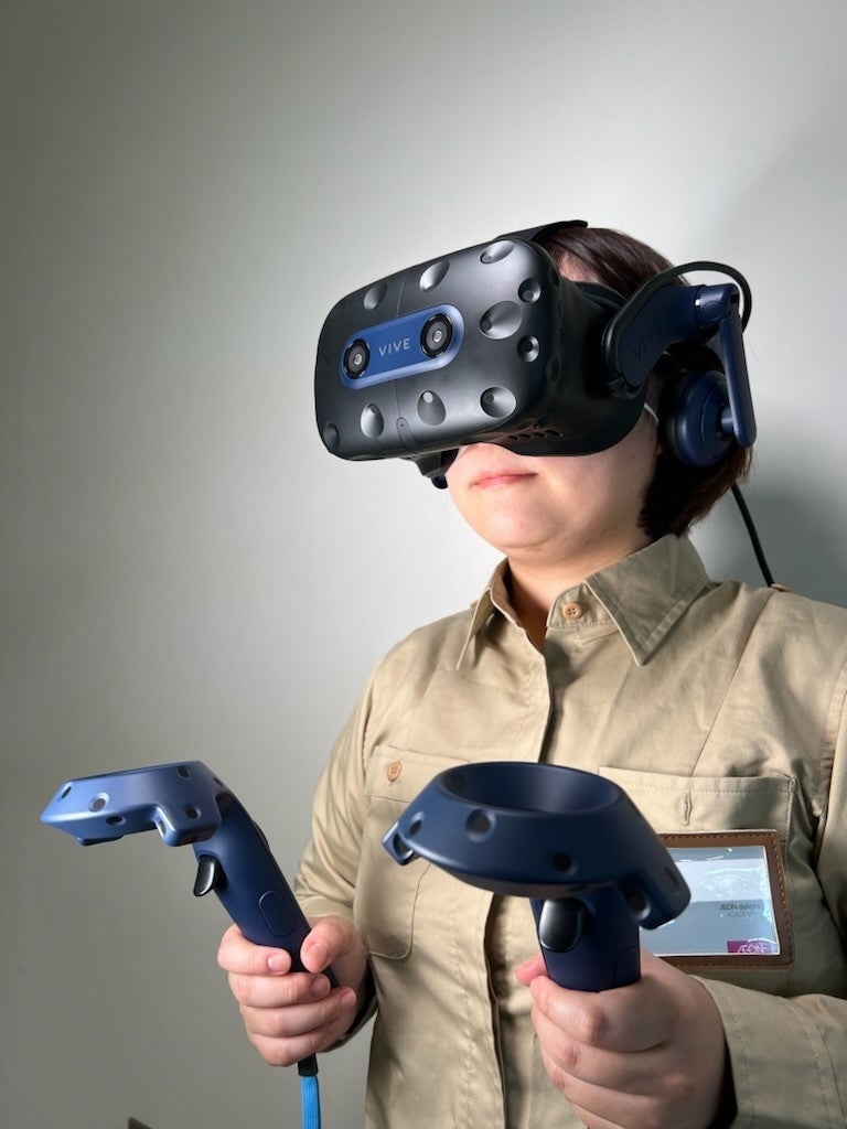 VRゴーグルを着用した従業員