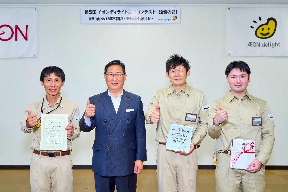 優勝した中四国支社 代表チーム　写真左から、中津 将志さん、濵田社長、貞野 勝さん、辻 祟大さん