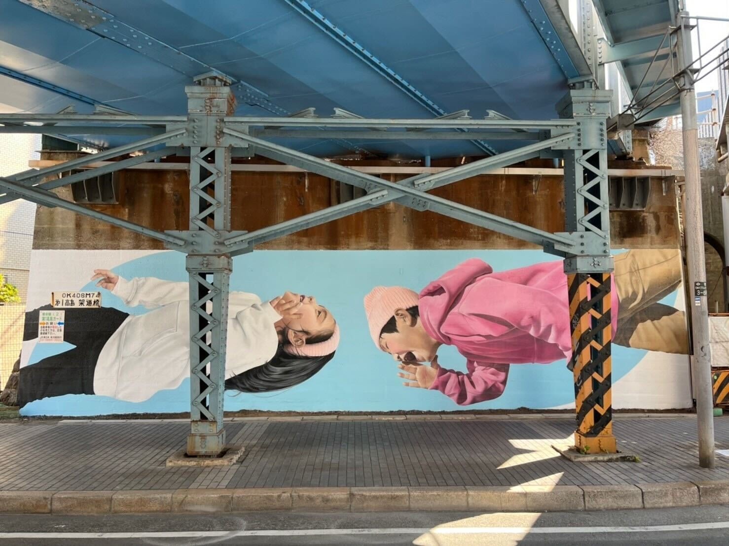 アーティスト：PHIL(フィル) 場所：JR横浜駅(徒歩5分) 第一高島架道橋／神奈川県横浜市西区高島2丁目10