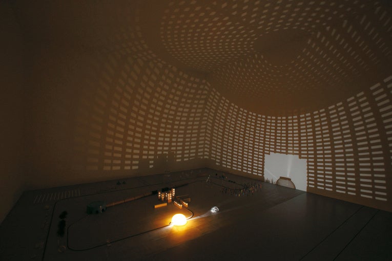 © 2010 Ryota Kuwakubo photo KIOKU Keizo／photo courtesy：NTT InterCommunication Center [ICC]『10 番目の感傷（点・線・面）』